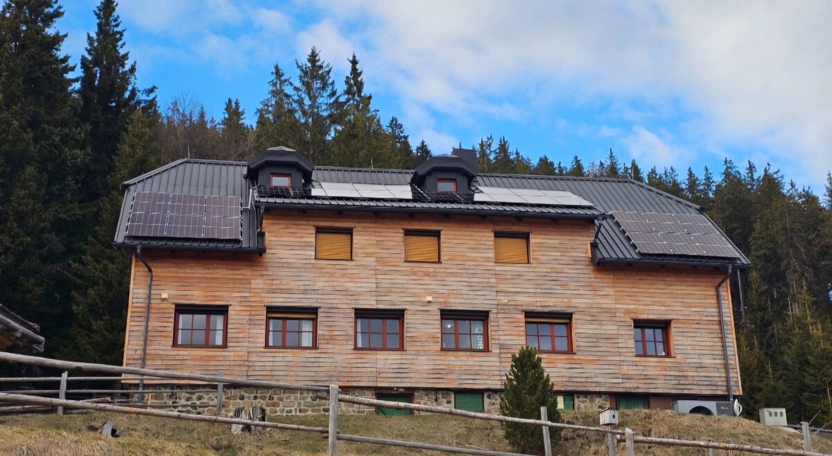 Zunanjost Doma na Smrekovcu s prenočišči