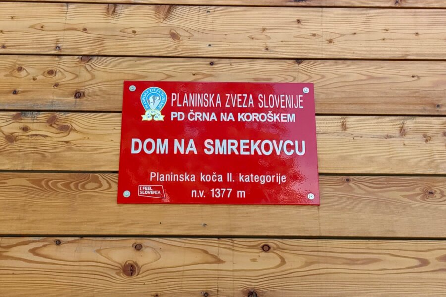 Oznaka planinskega Doma na Smrekovcu