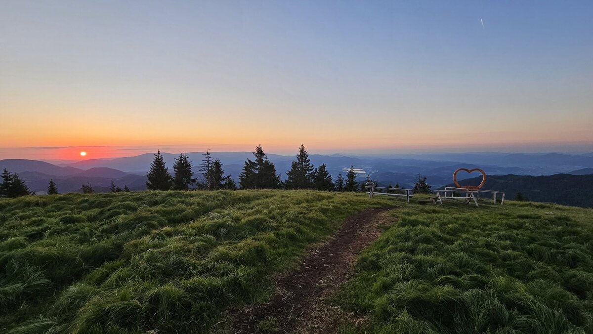 Sončni zahod nad planino Smrekovec